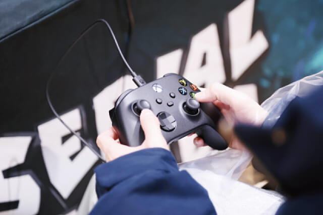 コントローラーを握るGame Grove Xのメンバー