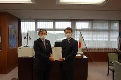 泉田大臣政務官と仁坂知事の写真
