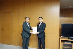 末松大臣と仁坂知事の写真