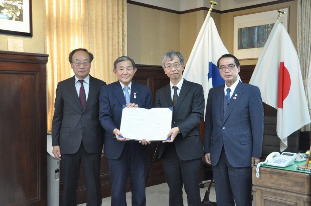 和歌山県立医科大学との連携協定記念写真