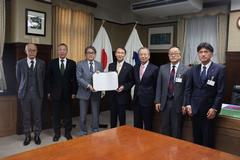 大阪観光大学と和歌山県との協定締結式出席者の写真