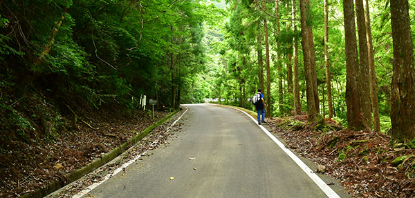 ①登山口