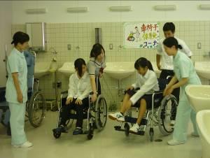 患者役と看護師役に分かれての車椅子体験