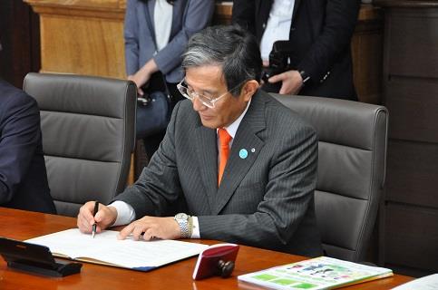 仁坂知事が協定書に署名