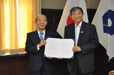 まず、塩﨑学長（左）と仁坂知事（右）が記念撮影を行った写真