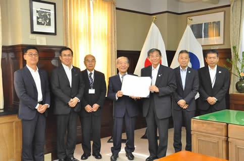 続いて、出席者全員で記念撮影を行った写真