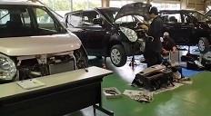 自動車工学科2年生　エアコン修理実習の画像