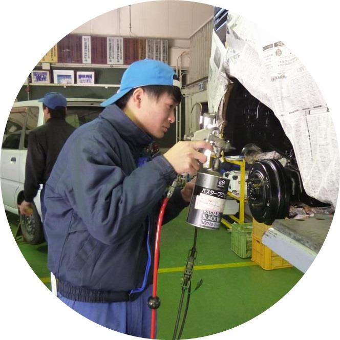 塗装をする訓練生の写真