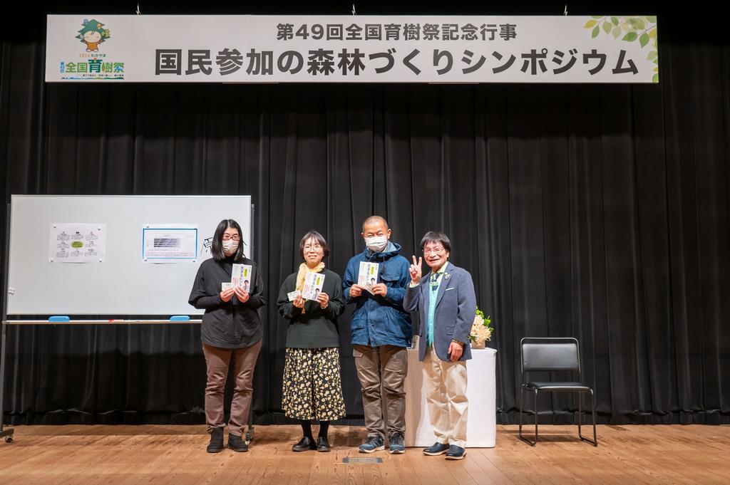 尾木さんサイン著書当選者との集合写真