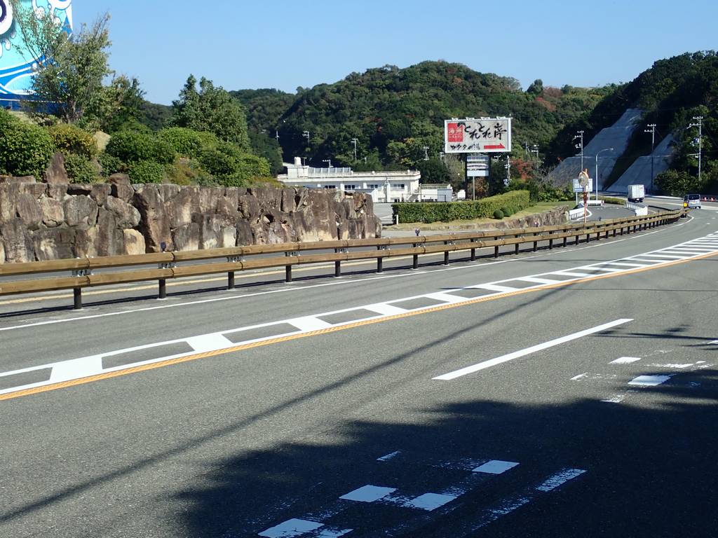白浜町内に設置された木製ガードレール