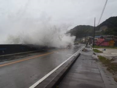 越波で通行止めになる国道42号の写真