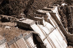 ダム堤体工事中の様子の写真