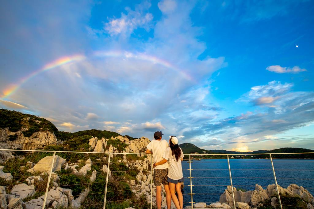 白崎海洋公園と虹と2人の画像