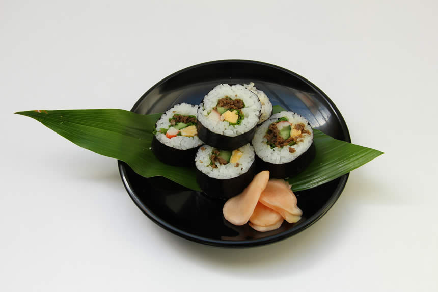 シカ肉のそぼろサラダ巻き寿司の画像