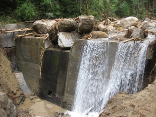 治山ダムによる土石の捕捉状況の写真