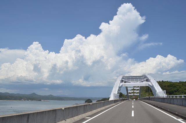 くしもと大橋と入道雲の画像