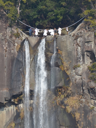 那智の滝大注連縄の張替の画像