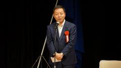 激励の言葉を述べる藤山議長