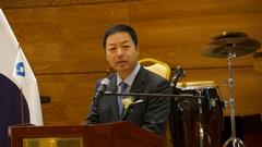記念式典で挨拶を述べる藤山議長