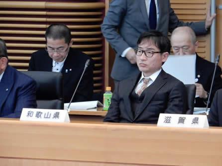 総会に参加する尾﨑議長の画像