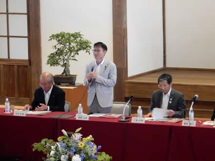 来賓挨拶を行う尾﨑議長の画像