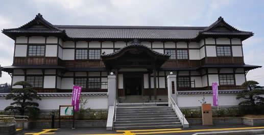 岩出市根来に復原整備された「旧和歌山県議会議事堂」の画像