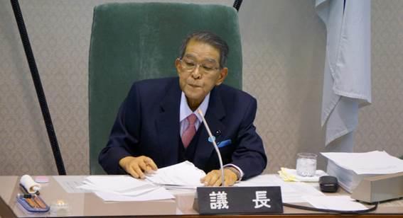 3月16日の閉会日に議事進行を行う浅井議長の画像