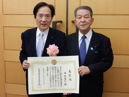 表彰を受けた井出議員と浅井議長の画像