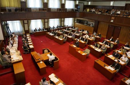 本会議場での審議の様子の画像