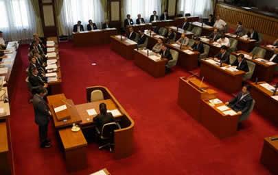 本会議場での審議の様子の画像