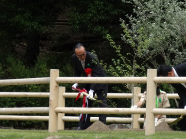 記念植樹を行う前芝議長の画像