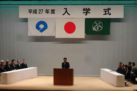 県立医科大学入学式で祝辞を述べる坂本議長の画像