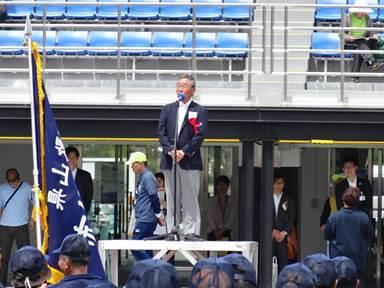 選手の皆さんを激励する山田議長の画像