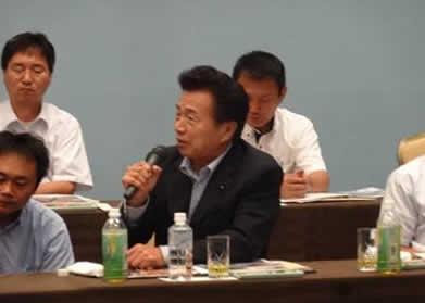 会議で意見を述べる坂本議長の画像