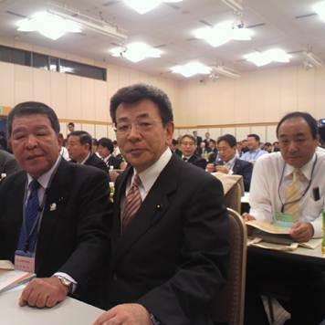 浅井副議長はじめ同僚議員と研究大会に出席する山下議長の画像