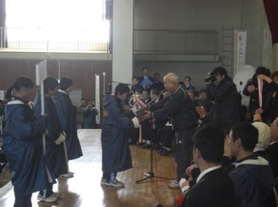 2位となった和歌山市チームにメダルを授与する新島雄議長の画像