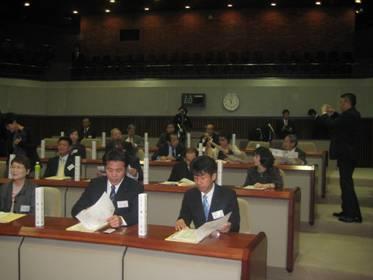 京都府議会議場で行われた全体会議の画像