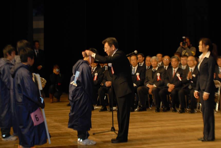 2位となった田辺市チームにメダルを授与する山下直也副議長の画像