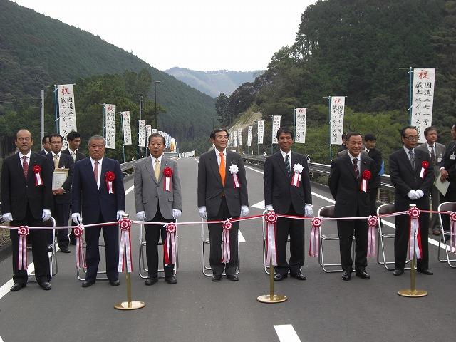 開通を祝うテープカットを行う谷議長(左から2人め)ら出席者のみなさんの画像