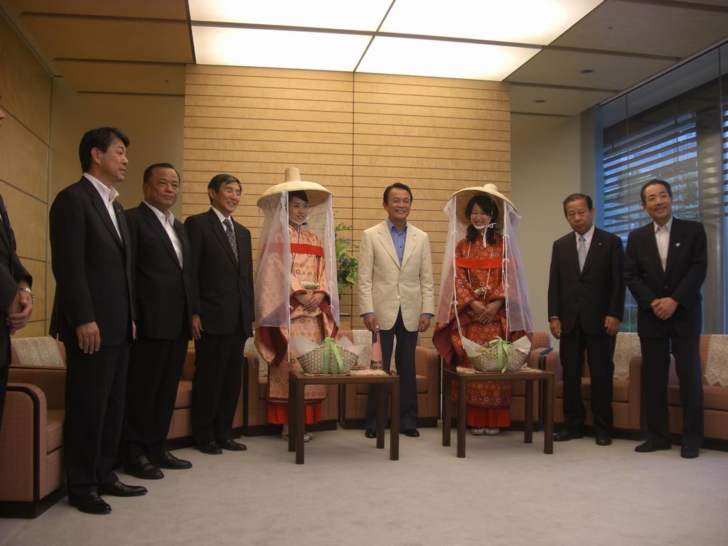 麻生首相を訪問し梅をPRの画像