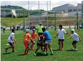 小学生がラグビーをする様子