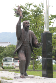 広川町役場前にある稲むらの火広場の銅像の写真