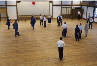 旧和歌山県会議事堂の見学の様子