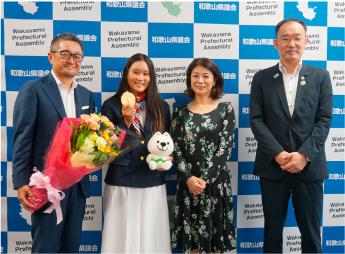 よそずみさくら選手が県議会を訪問している画像