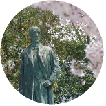 浜口梧陵の銅像と桜が映ったアイコン風写真