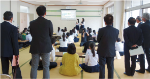 外国語教育や国際交流の取組、進路の状況について聞き取りを行っている様子の画像