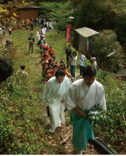 湯登神事の様子