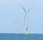 洋上風力発電の写真