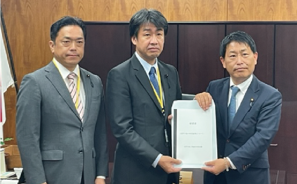 写真は左から池田奈良県議会副議長、濱口和歌山県議会議長、武村農林水産副大臣
