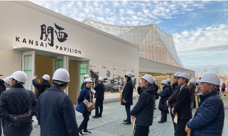 (左)関西パビリオン(右奥)大阪ヘルスケアパビリオンの写真